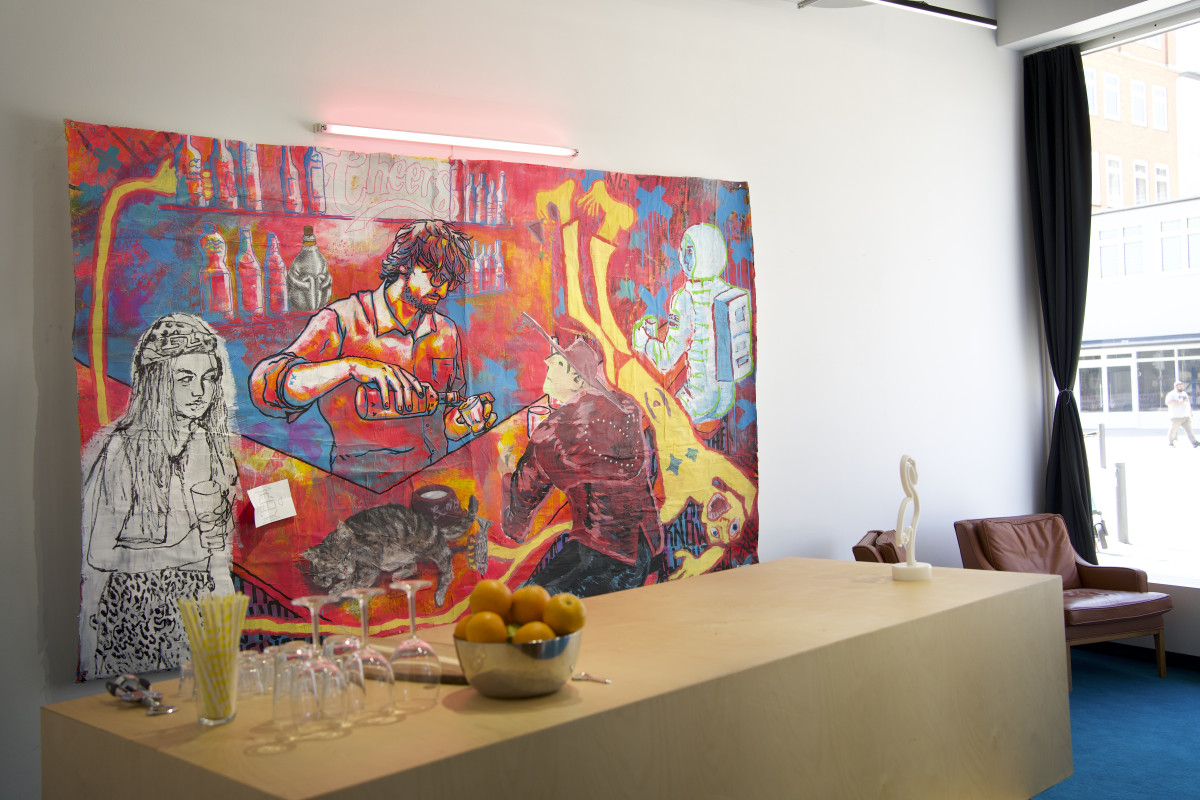 Bar aus Holz. Im Hintergrund eine großformatige Malerei mit einer Ausschenksituation.