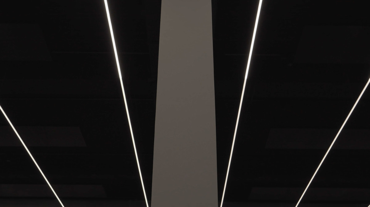 LED Beleuchtung der Decke mit Raumpfeiler, sternförmig linear