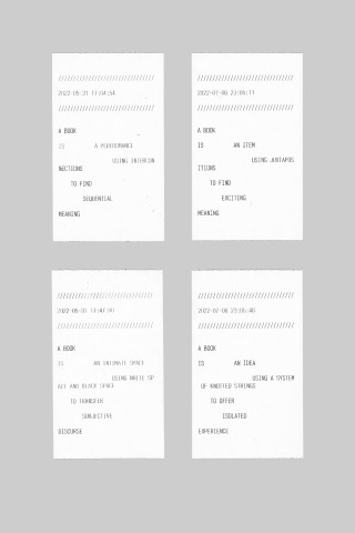 Nahaufnahme von unterschiedlichen Textfragmenten auf mehreren Druckobjekten mit der Asthetik eines Kassenzettels.