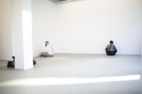 Zwei Personen sitzten im leeren spce | Muthesius mit Blick zur Wand gerichtet.