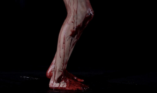 Verblutete stehende Beine auf einem schwarzen Hintergrund
