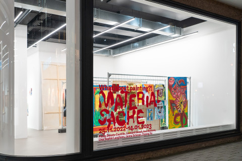 Frontalansicht des rechten Schaufensters mit einer Fensterfolienschrift welche 