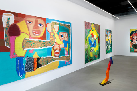 Drei malerische Arbeiten von Leonard Gneuss perspektivisch an der Wand und eine Skulptur von Ana Kostova im Vordergrund