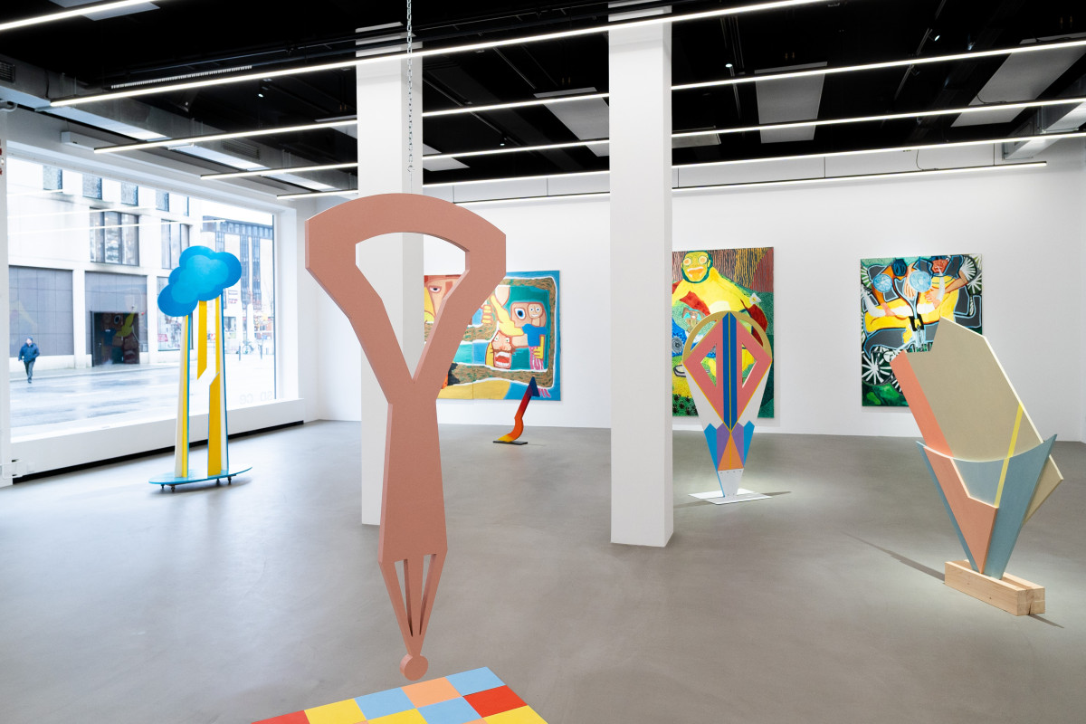 Raumansicht des spce mit skulpturalen Arbeiten von Ana Kostova im Vorder- und malerischen Arbeiten von Leonard Gneuss im Hintergrund