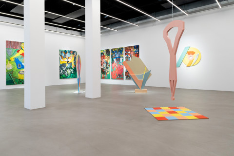 Raumansicht mit Skulpturen von Ana Kostova auf der rechten Bildhälfte und Malereien von Leonard Gneuss zur linken
